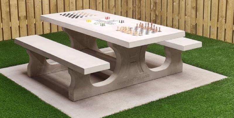 TABLE MULTI-JEUX EN BÉTON NATUREL - Ludo, échecs et jeu de dames - Dimensions 210x187x75 cm_0