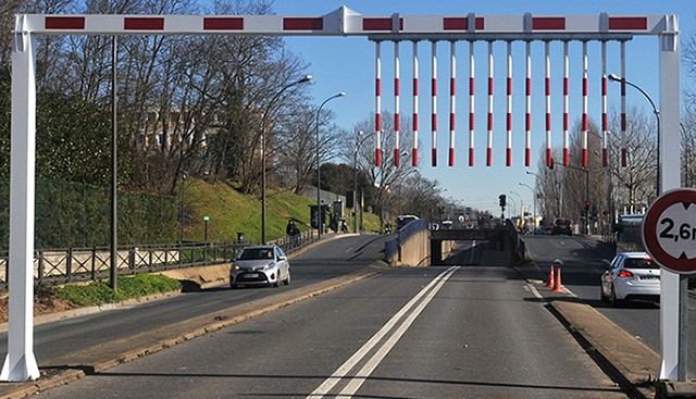 Portique limiteur d'accès avec rail et piquets articulés, utilisables dans les tunnels, passages inférieurs, parkings et stations services_0