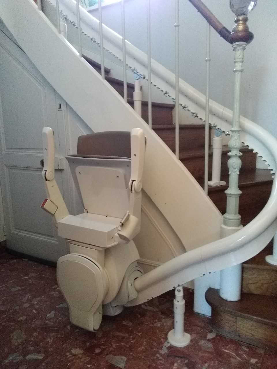 Fauteuil monte-escalier pour escalier courbe ou balancé - Double rail ou monorail - Charge utile 125Kg - Norme CE et EN 81-40_1