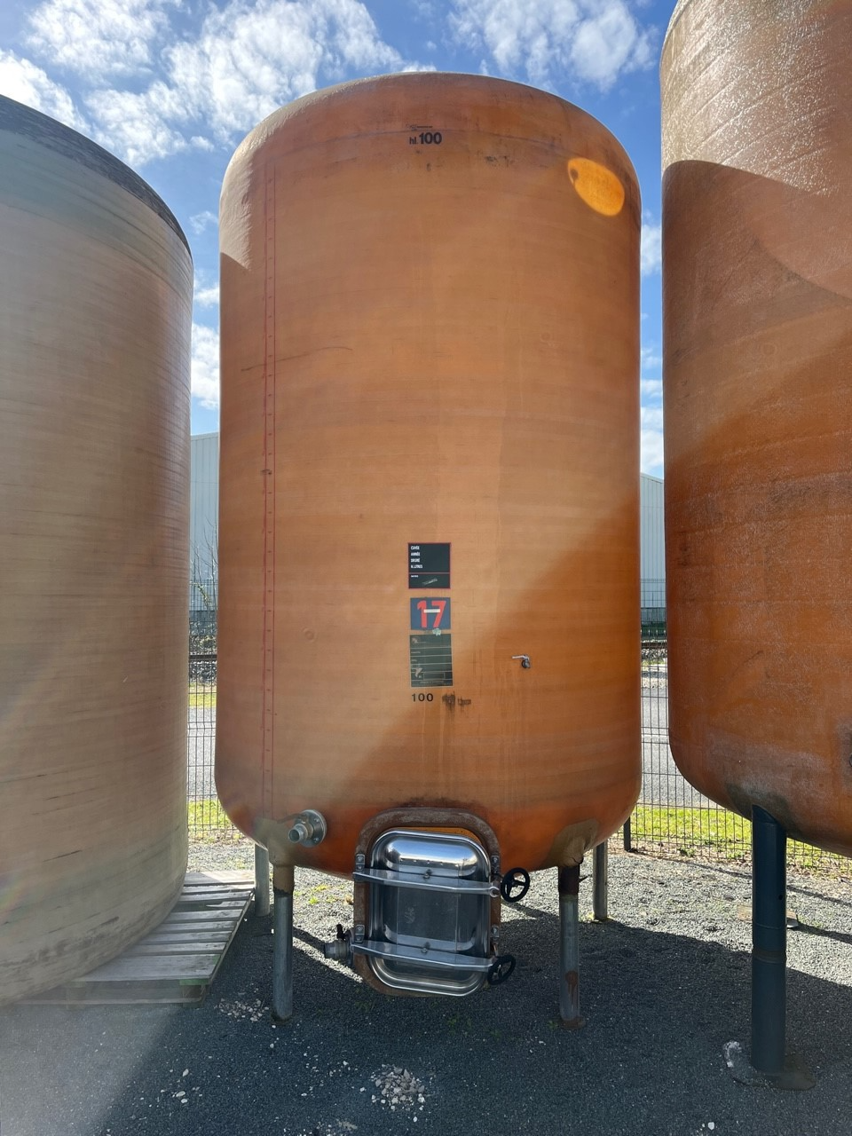 Cuve Zambelli 100 hl d'occasion - fond conique sur pieds - Ø2000 - hauteur 4000 - avec porte et accessoires_0