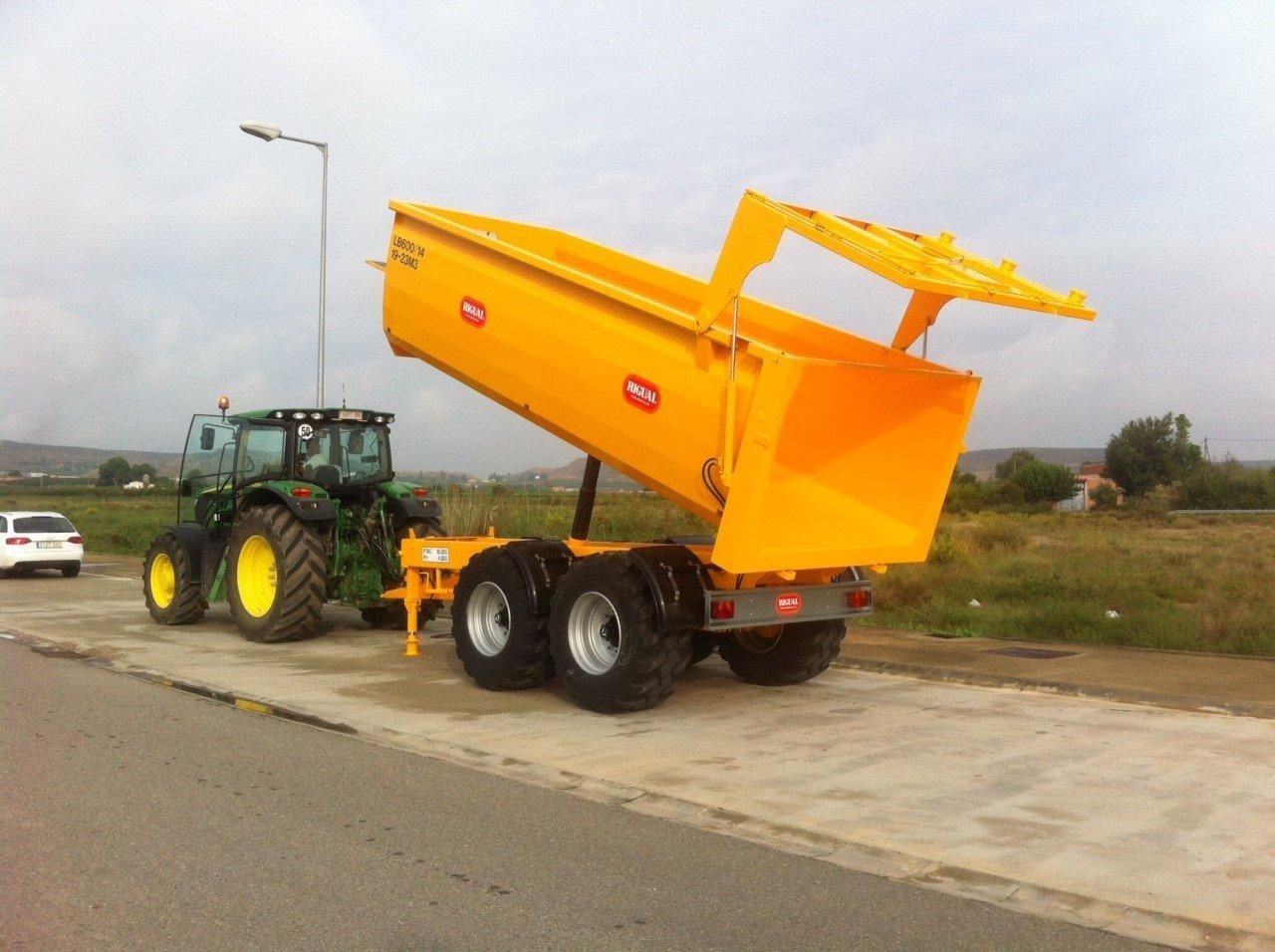 Série L bennes agricoles Rigual - volumes de 16 à 27 m3 - caisse légère et porte multifonction_0
