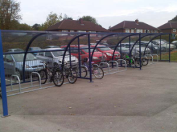 Abri vélo demi-lune semi-ouvert - structure en acier, bardage en polycarbonate, 30 places avec râtelier galvanisé_0