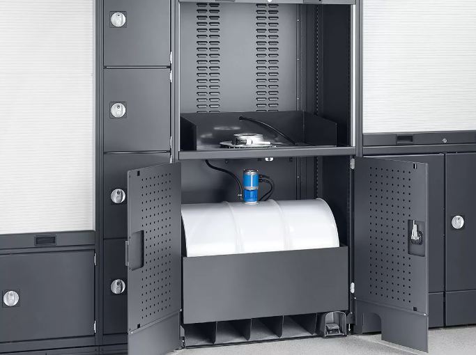 Station de nettoyage de pièces avec espace de stockage pour conteneurs avec liquide de nettoyage_0