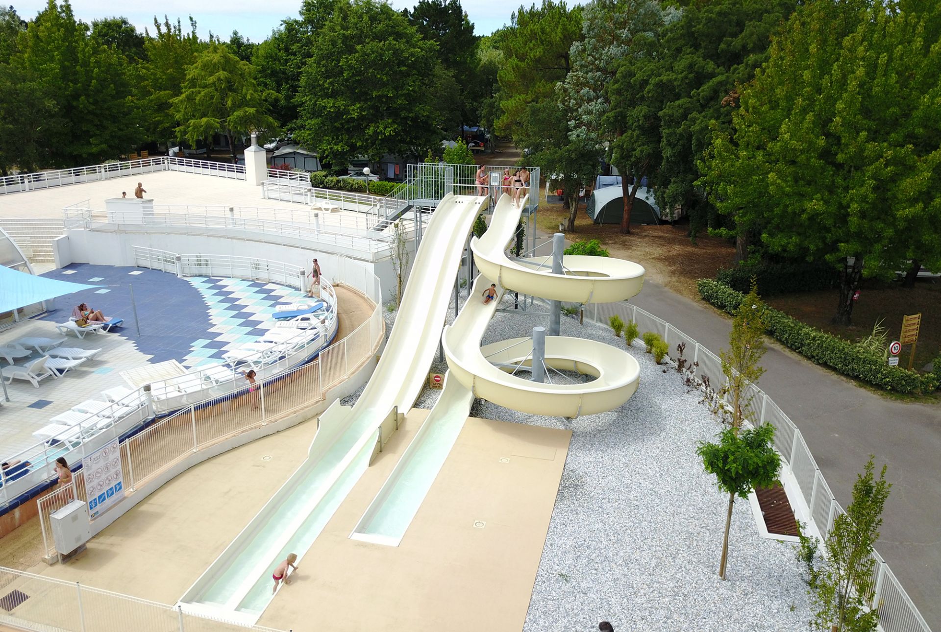Duo de toboggans aquatiques Edsun - Must'Tob et Slide'Tob avec arrivée aquafrein immergé_0