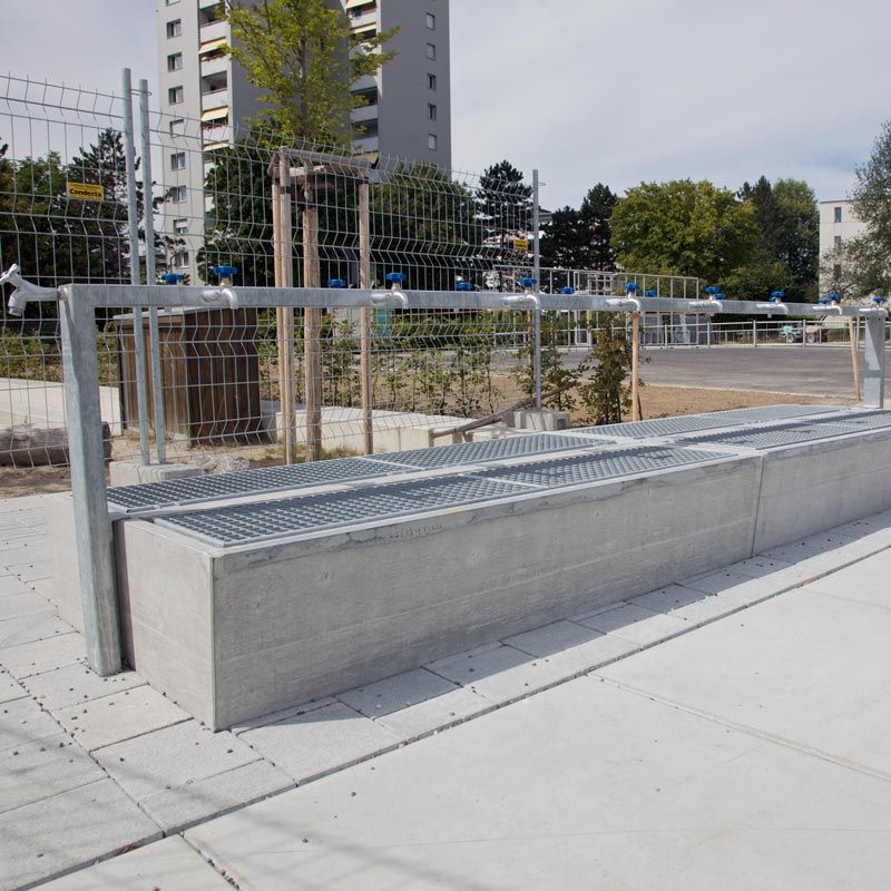 Installation de nettoyage des chaussures sur sol - Lave-chaussures robuste en béton armé avec 4 à 16 stations_1