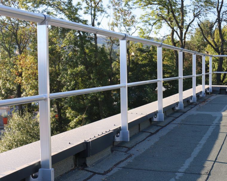 Garde-corps antichute pour toitures terrasses avec angles de lisse et sous-lisse réglables - Alsolu - Vectaco_0