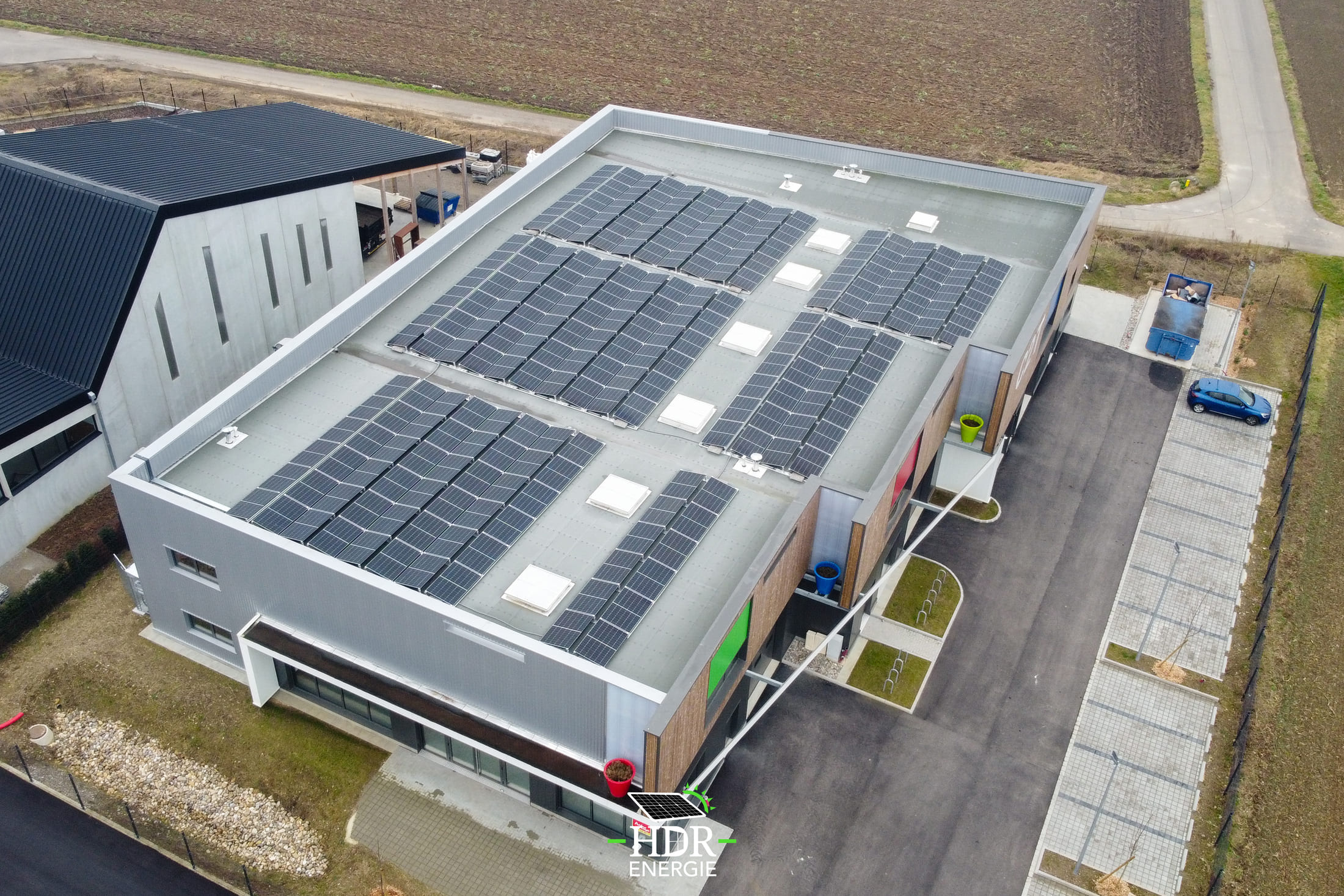 Bâtiment commercial photovoltaïque - 224 panneaux - 700m² - 99 kWc_0