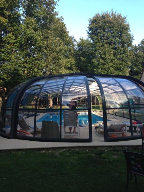 Abri piscine haut - rotonde fixe - polycarbonate alvéolaire - sécurité et esthétique soignée_0