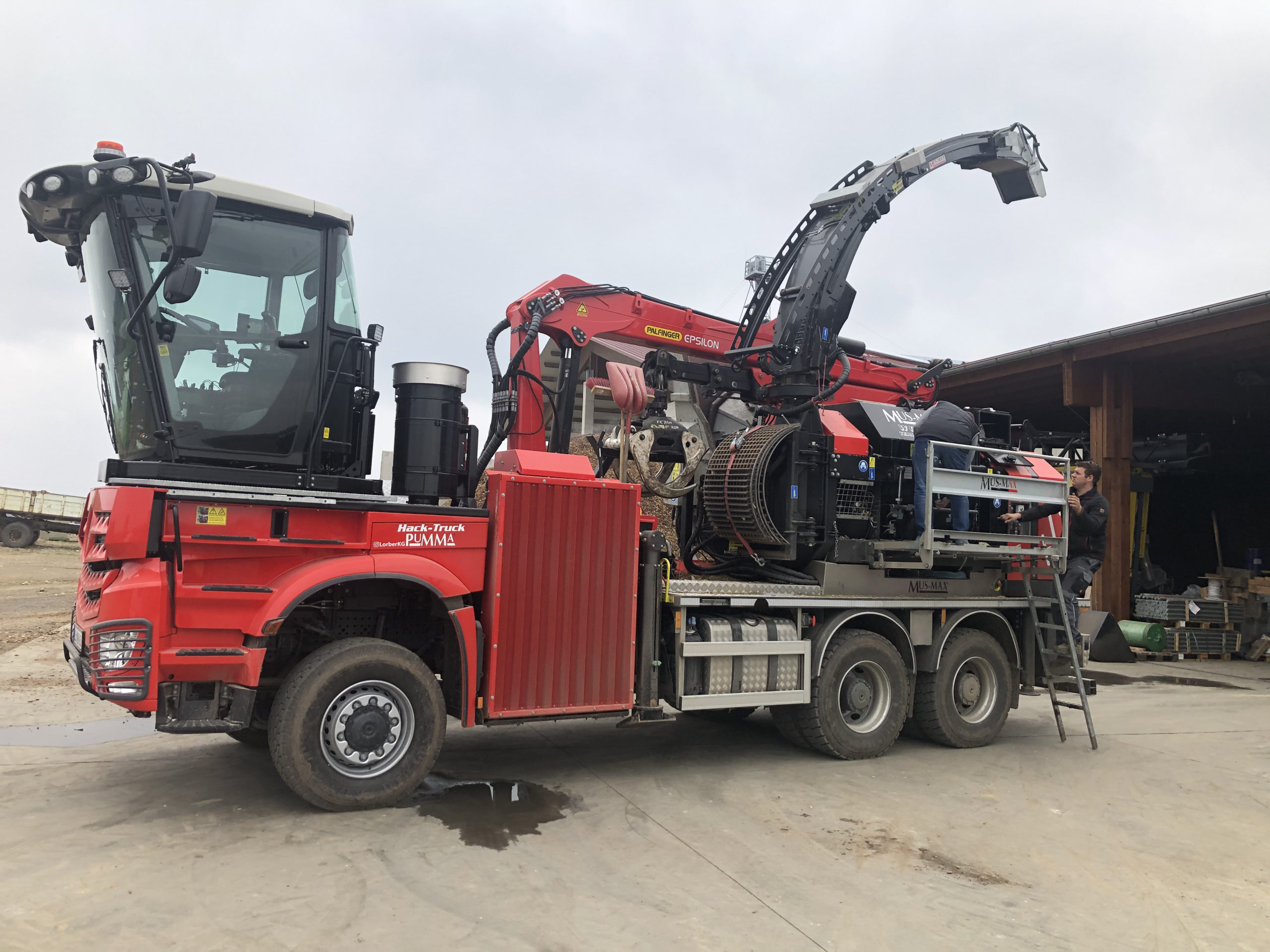 Broyeur à plaquettes équipé d'une cabine de conduite rotative et entièrement climatisée - mus-max pumma_0