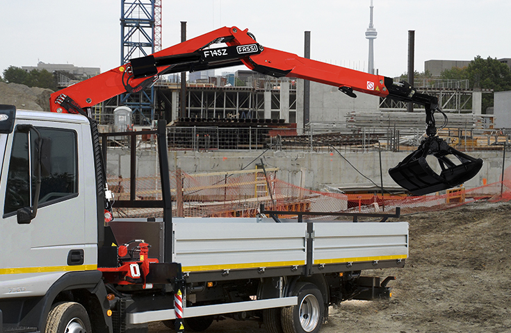 Grue auxiliaire Fassi F145AZ - capacité de levage 14 tm - bras hydraulique jusqu'à 8,25 m_0