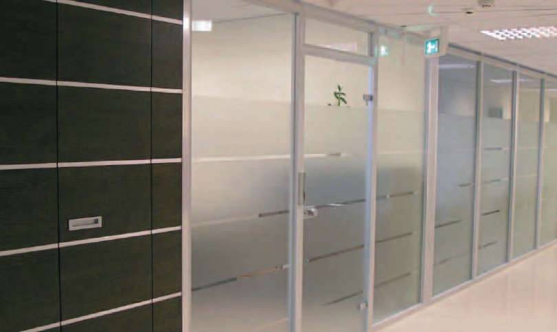 Cloisons de bureaux avec vitre fumée - fixes, coulissantes, vitrées ou acoustiques_0