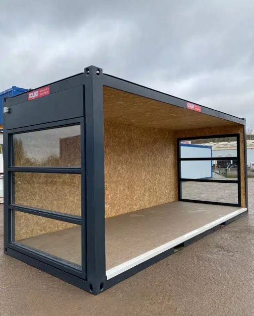 Container pool house avec terrasse couverte de 20 pieds - 33 m³ - Module aménagé 6m x 2,44m avec bardage bois exotique_0