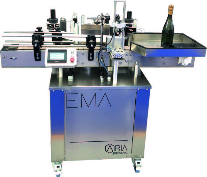 Étiqueteuse polyvalente, évolutive, multi-format pour tous produits cylindriques avec un convoyeur motorisé en inox et un châssis en inox sur roulettes - EMA_0