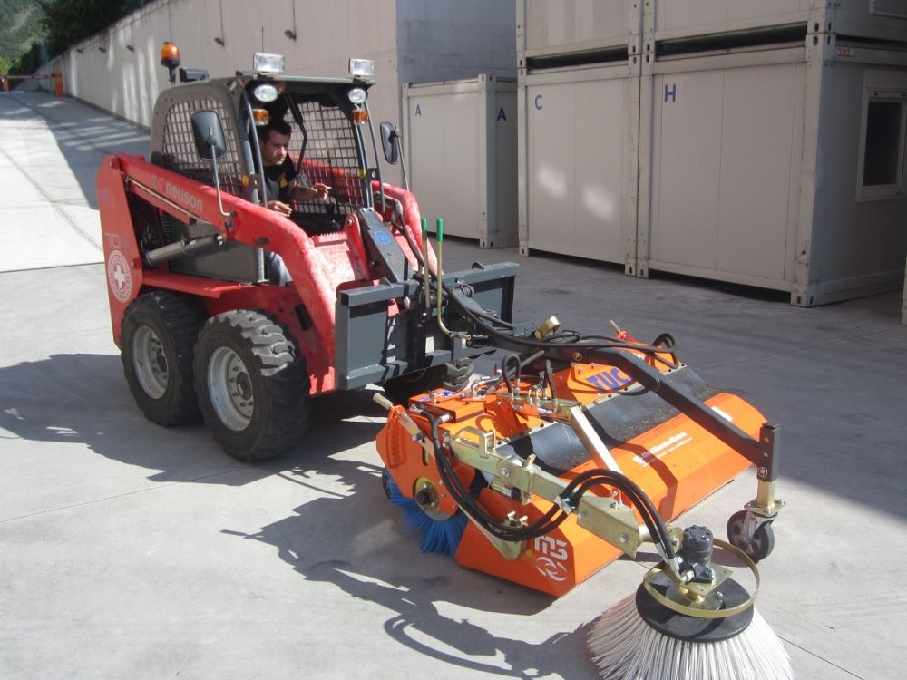 Godet balayeur M3 série D - brosse en polypropylène Ø 590 mm - pour chargeurs compacts et sur pneus jusqu'à 100cv_0