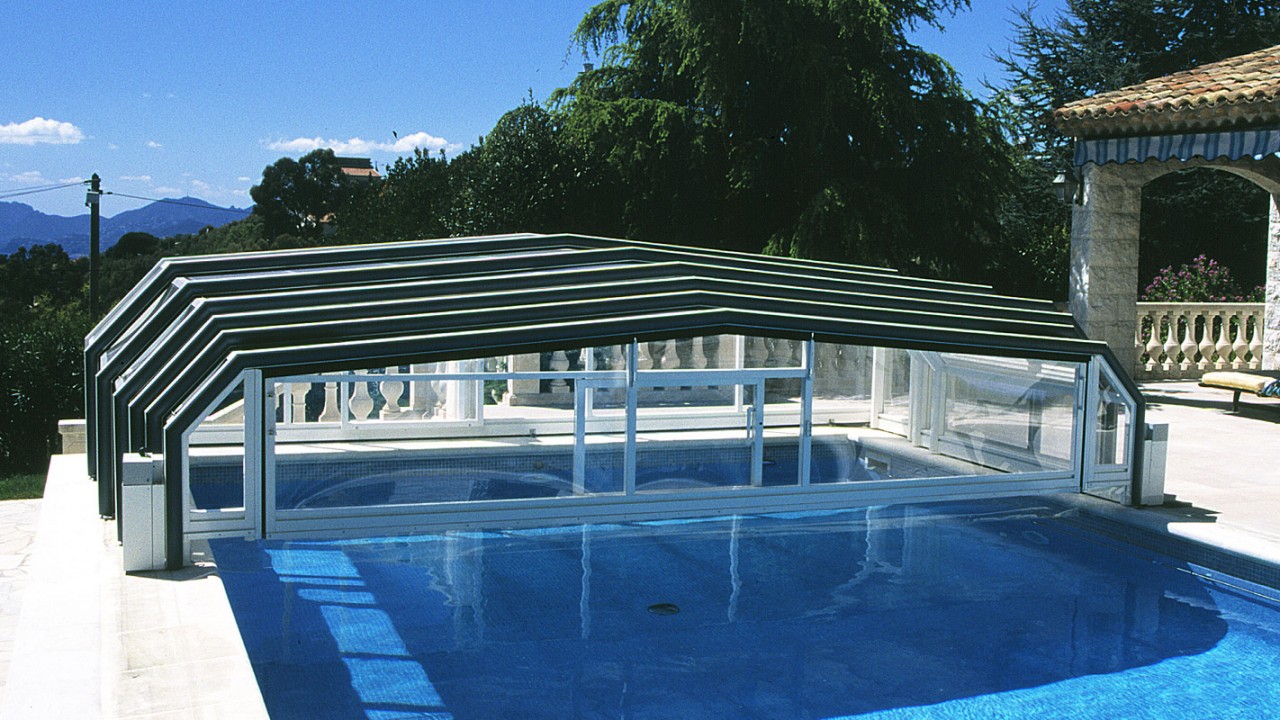 Abri piscine bas Palma - télescopique en polycarbonate translucide - Personnalisable couleurs RAL ou finition bois_1