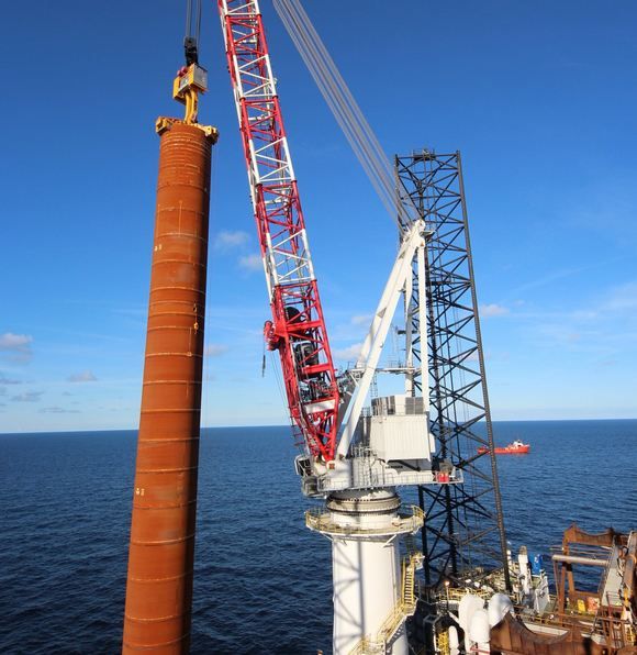 Bos 45000 - Grue portuaire offshore Liebherr - Capacité de levage max 1 400 tonnes - Portée 102 m_0