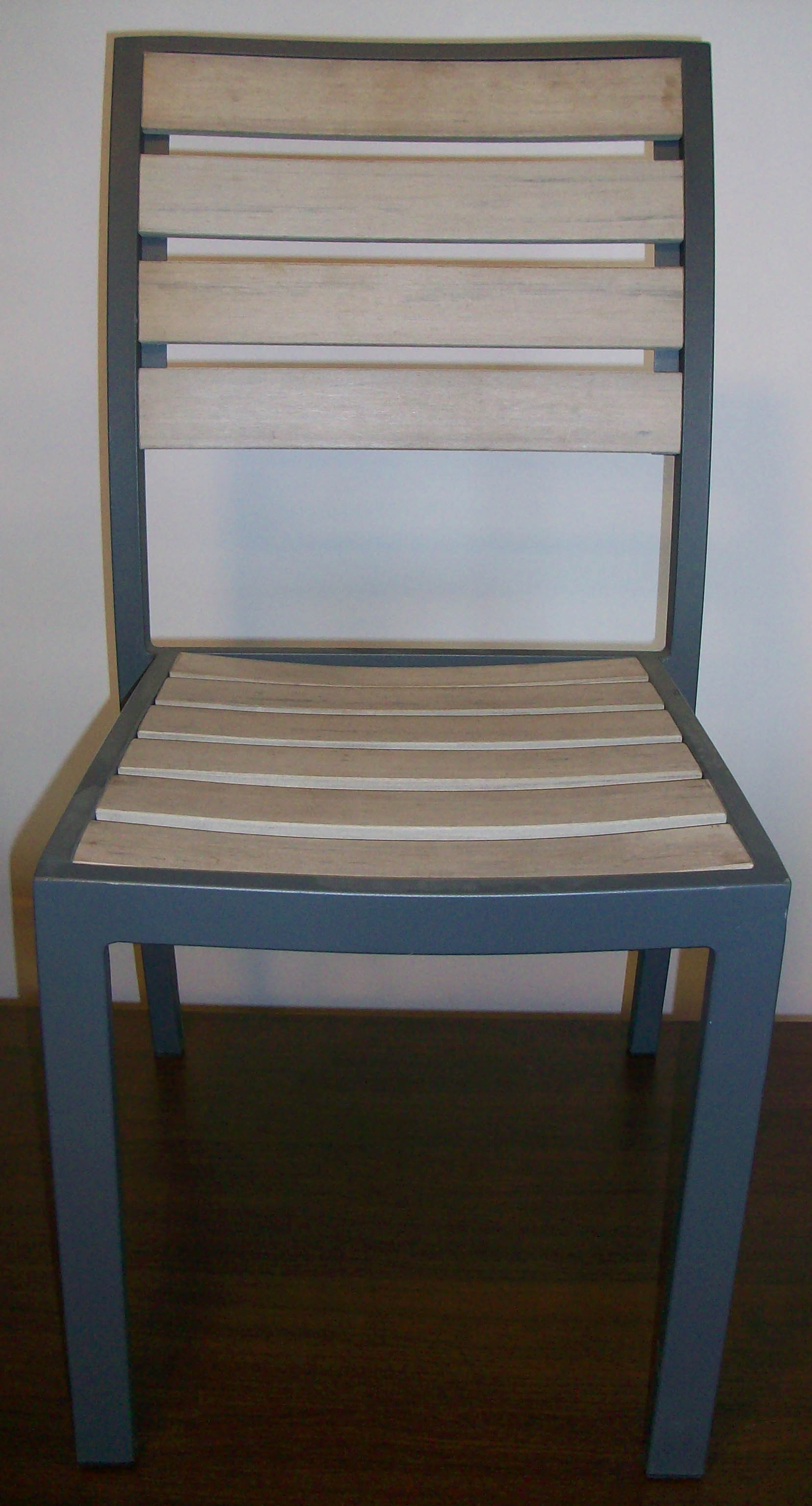 Chaise Newport - empilable pour extérieur - aluminium thermolaqué et lattes bois composite - coloris gris_0