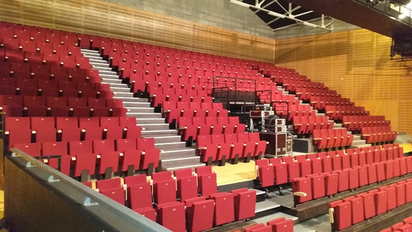 Fauteuil  de spectacle à piétement métallique central avec accoudoirs manchette en bois massif pour ERP - PHILAÉ._1