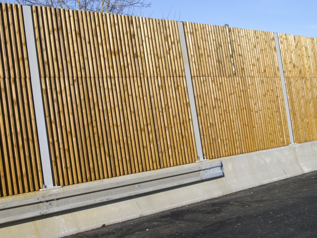 Mur anti-bruit en panneaux en bois
