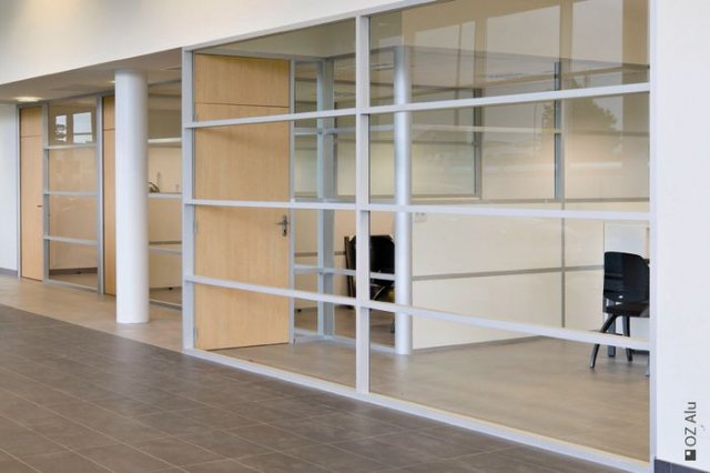 Cloison de bureau - ossature aluminium laquée ou anodisée, vitrée ou semi-vitrée avec options personnalisables_0