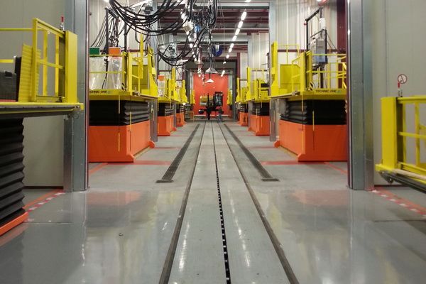 Ligne d'assemblage - technic one - excavatrices_0