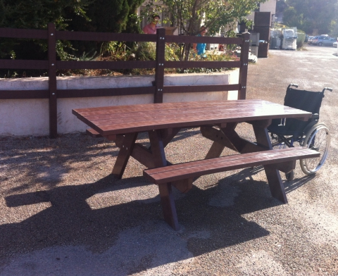 Table de pique-nique Tolea T3 rallongée - Accessible PMR - Plastique - Réf. EA319-01 - Plateau 2200 mm_0