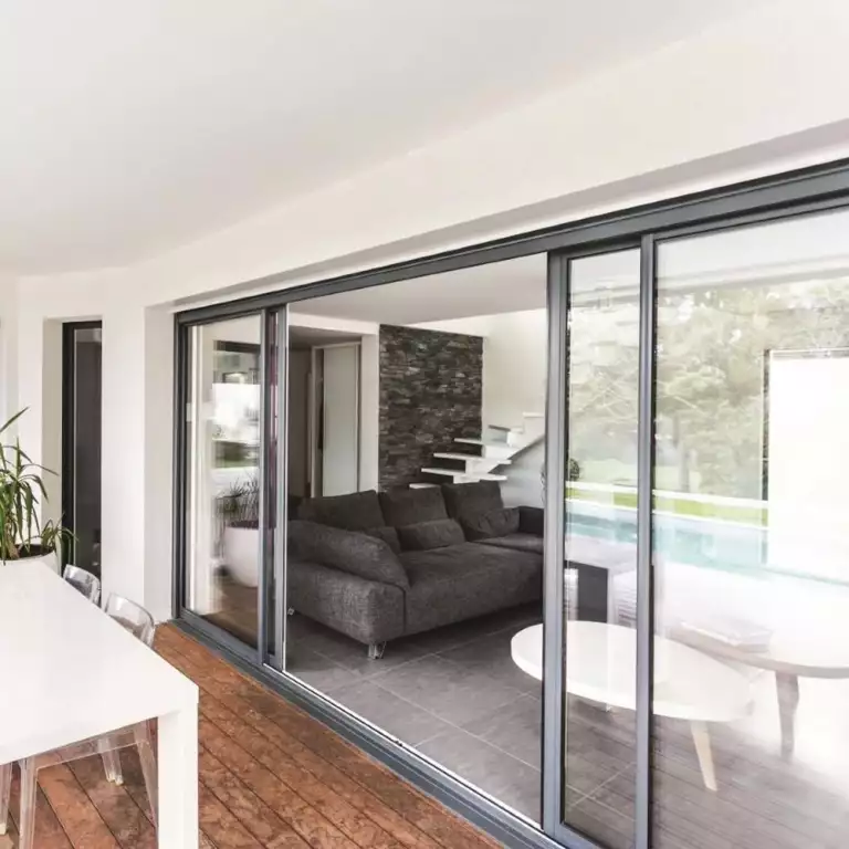 Baie vitrée coulissante en aluminium à 3 vantaux sur 3 rails - Sur mesure - Gamme HIGHMAXX avec double vitrage et bouclier thermique_0