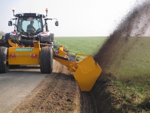 Cureuse de fossés avec éjection des terres ou mise en cordon - MENART - Fraise rotative et transmission mécanique_0