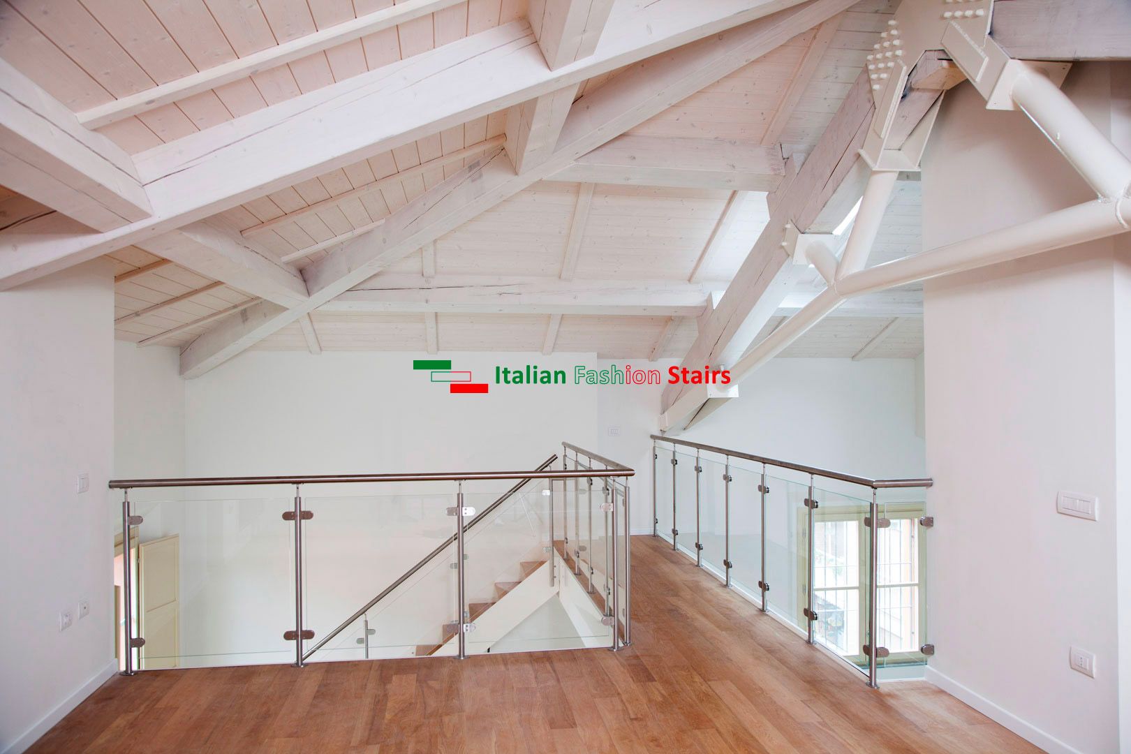 I-e-glass - garde-corps - italian fashion stairs - poteaux et main courante en tubulaire - des panneaux de verre tempéré et feuilleté à l'intérieur_0