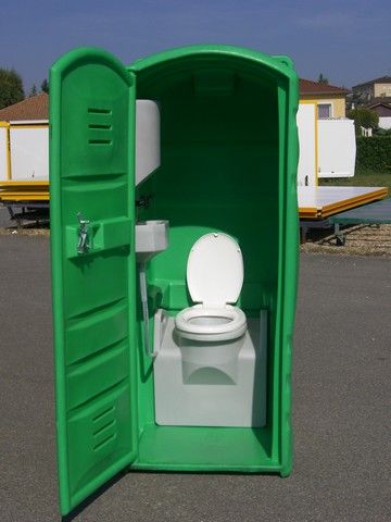 Sanitaire autonome avec lave-main intégré et réserve d'eau