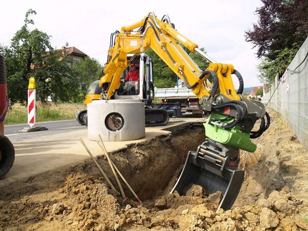 Système de tiltrotator compact adapté aux tranchées