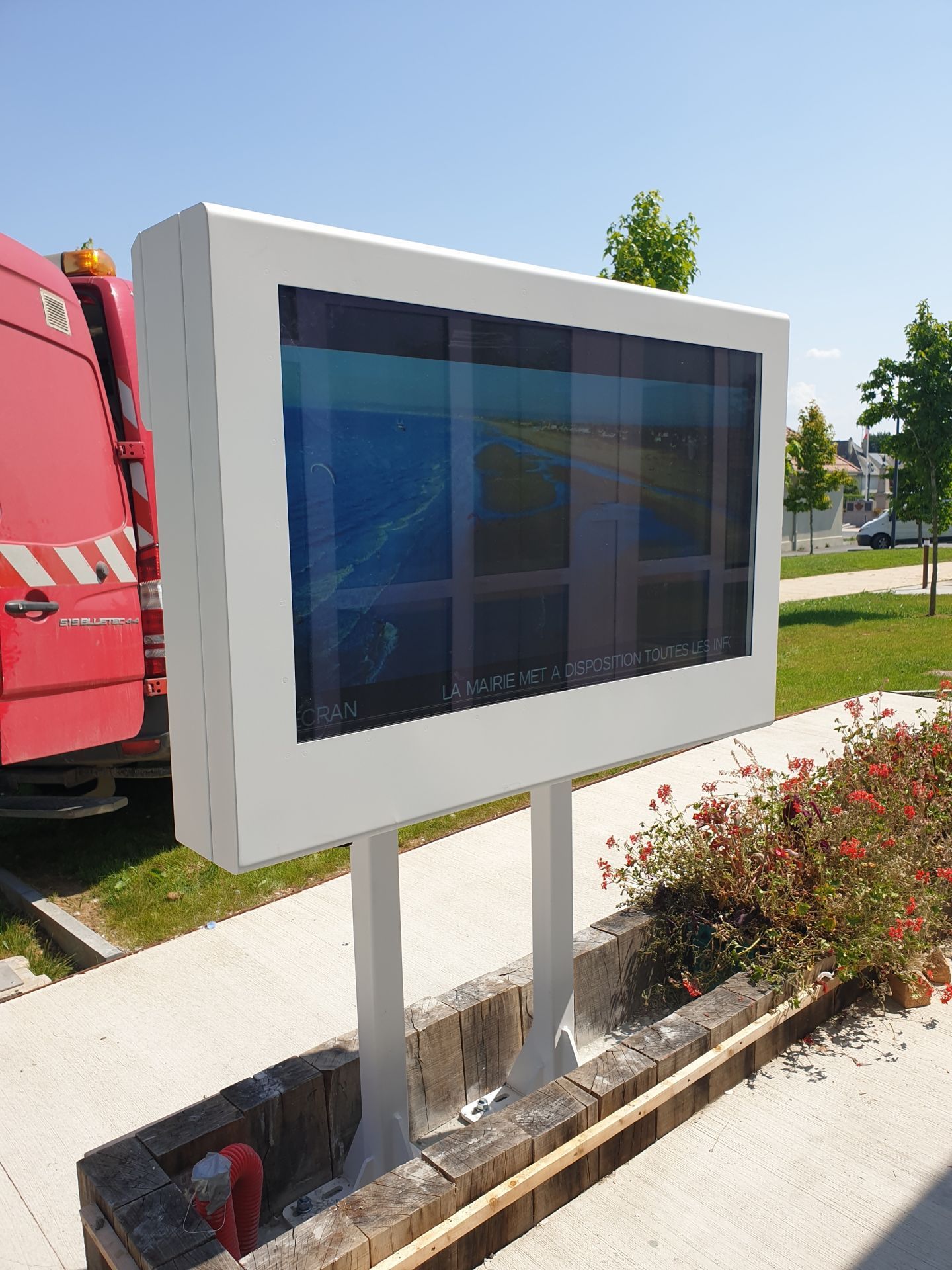 Armoire caisson sur pieds - support pour écran LCD_1