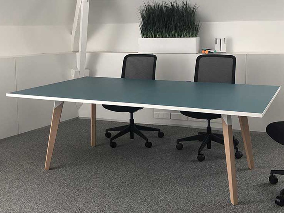Table polyvalente Arena - 215x120x73.5 cm - Plateau mélaminé bleu - Structure blanche avec pieds en hêtre massif_0