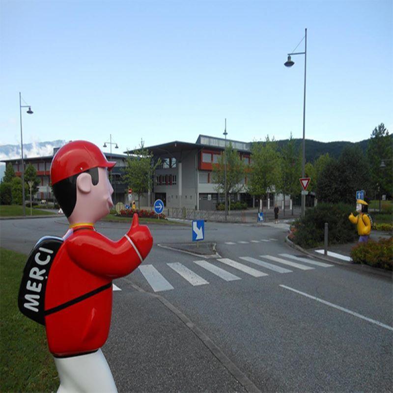 Figurine géante de signalisation - Arthur dynamique - Sécurité des enfants près des écoles_0