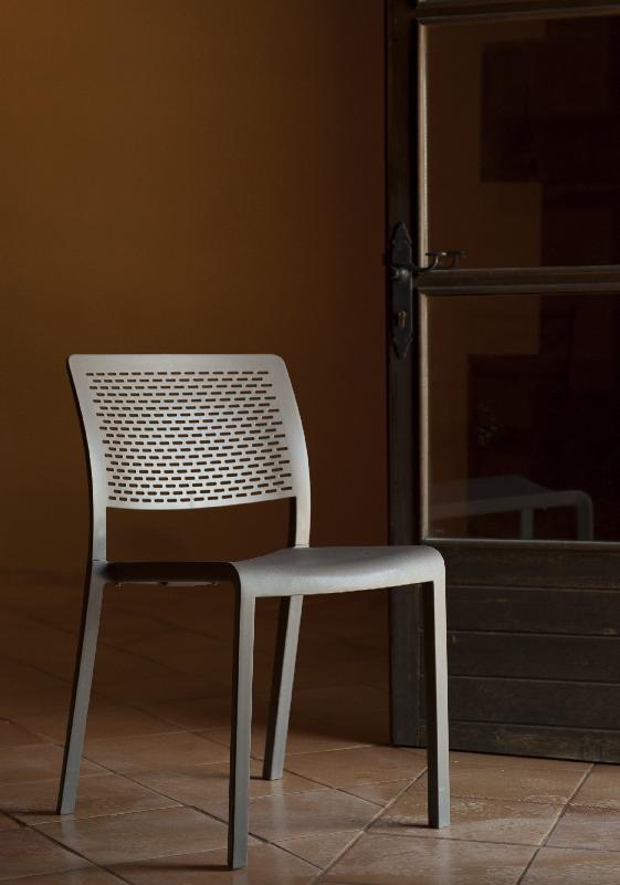 Lot de 4 chaises TRAMA - design classique et sobre - confortables et faciles d'entretien_0