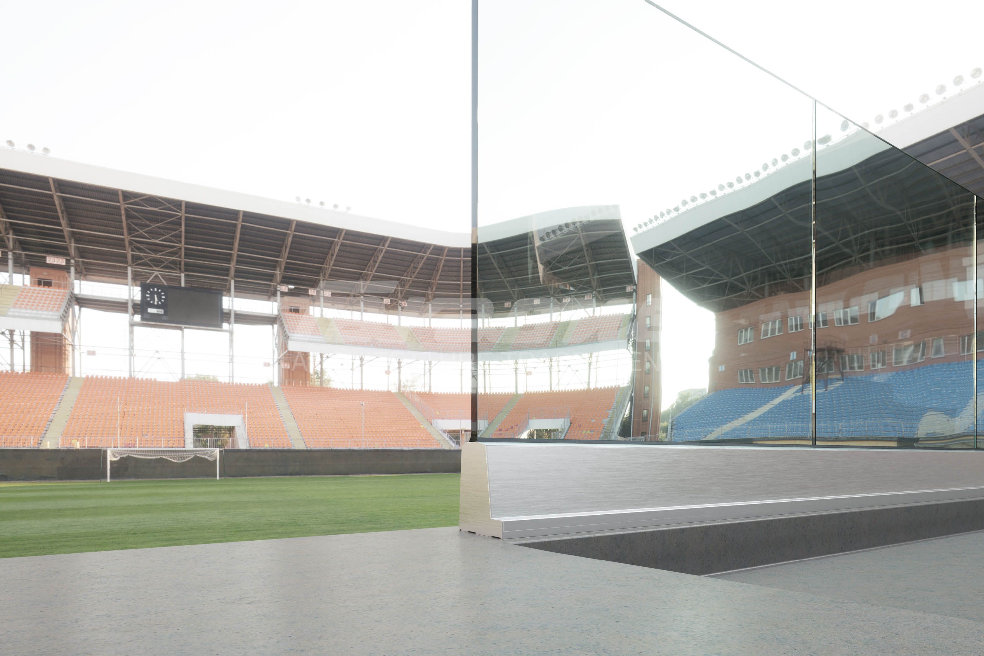 Ninfa stadio - garde-corps - faraone - en verre et aluminium au design robuste - pour la résistance à des charges lourdes_0