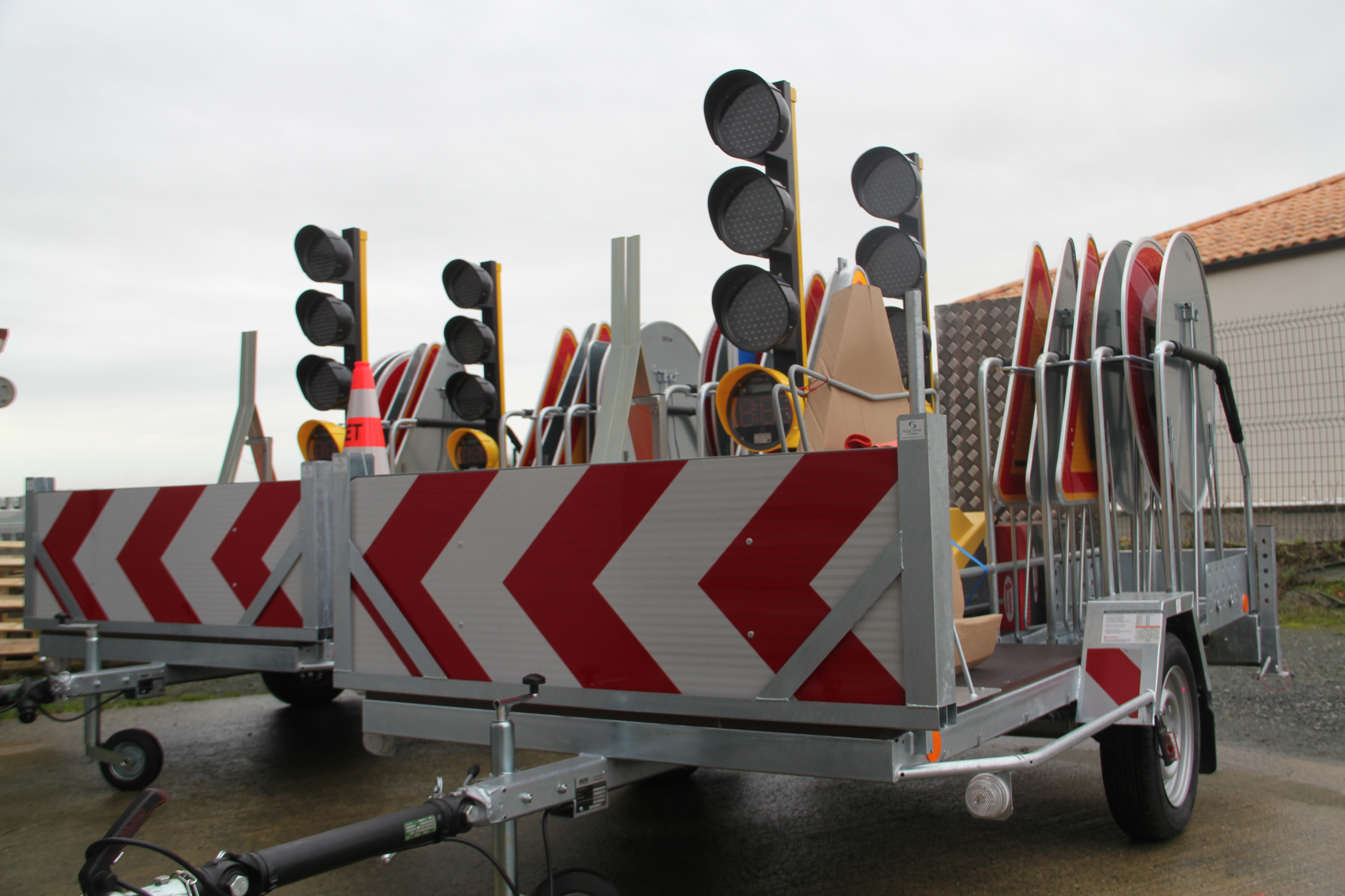 Remorque porte-feux - Sodimar - pour panneaux et feux temporaires avec coffre et béquilles_0