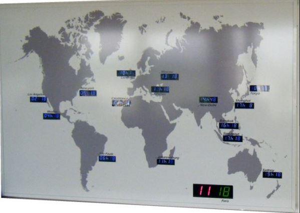 Carte mondiale géante avec l'affichage de fuseaux horaires_0