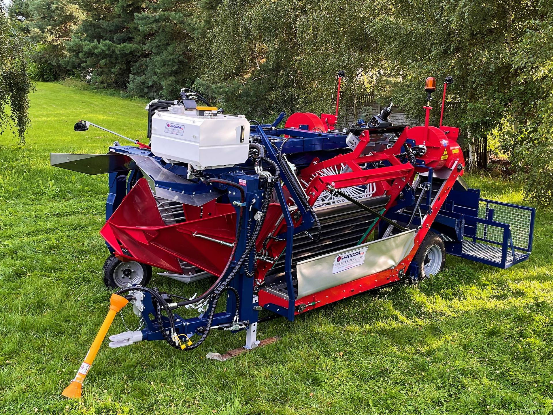 Récolteuse tirée par tracteur pour cassis, groseilles et autres baies