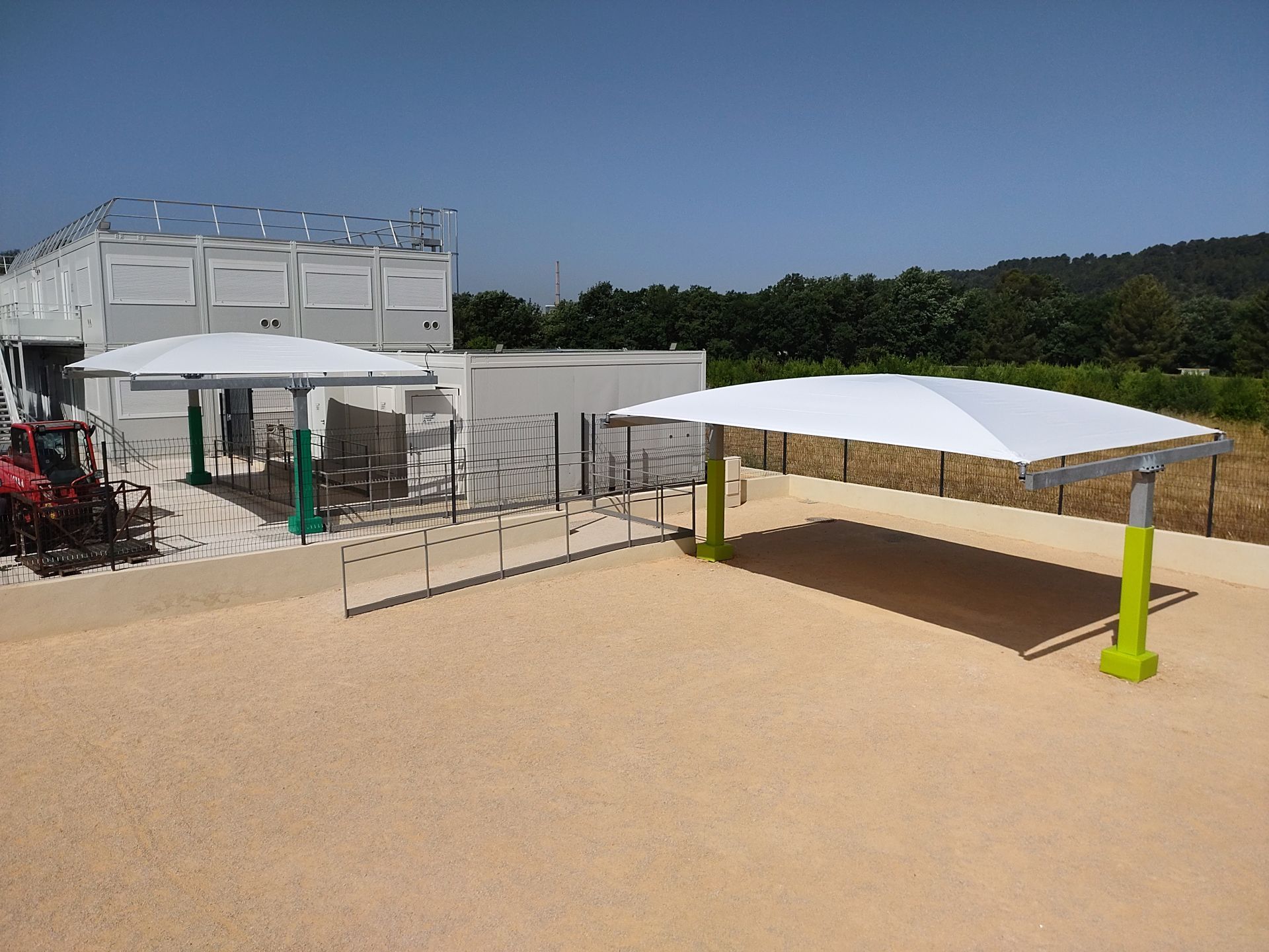 Préau en structure métallique à 2 poteaux déportés - KOMAN Groupe_0