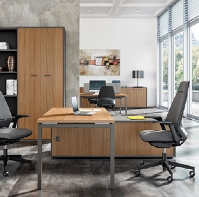 Bureau droit Quadrifoglio Idea+01 - 2 pieds - Jambage avec unité de rangement à portes coulissantes_0