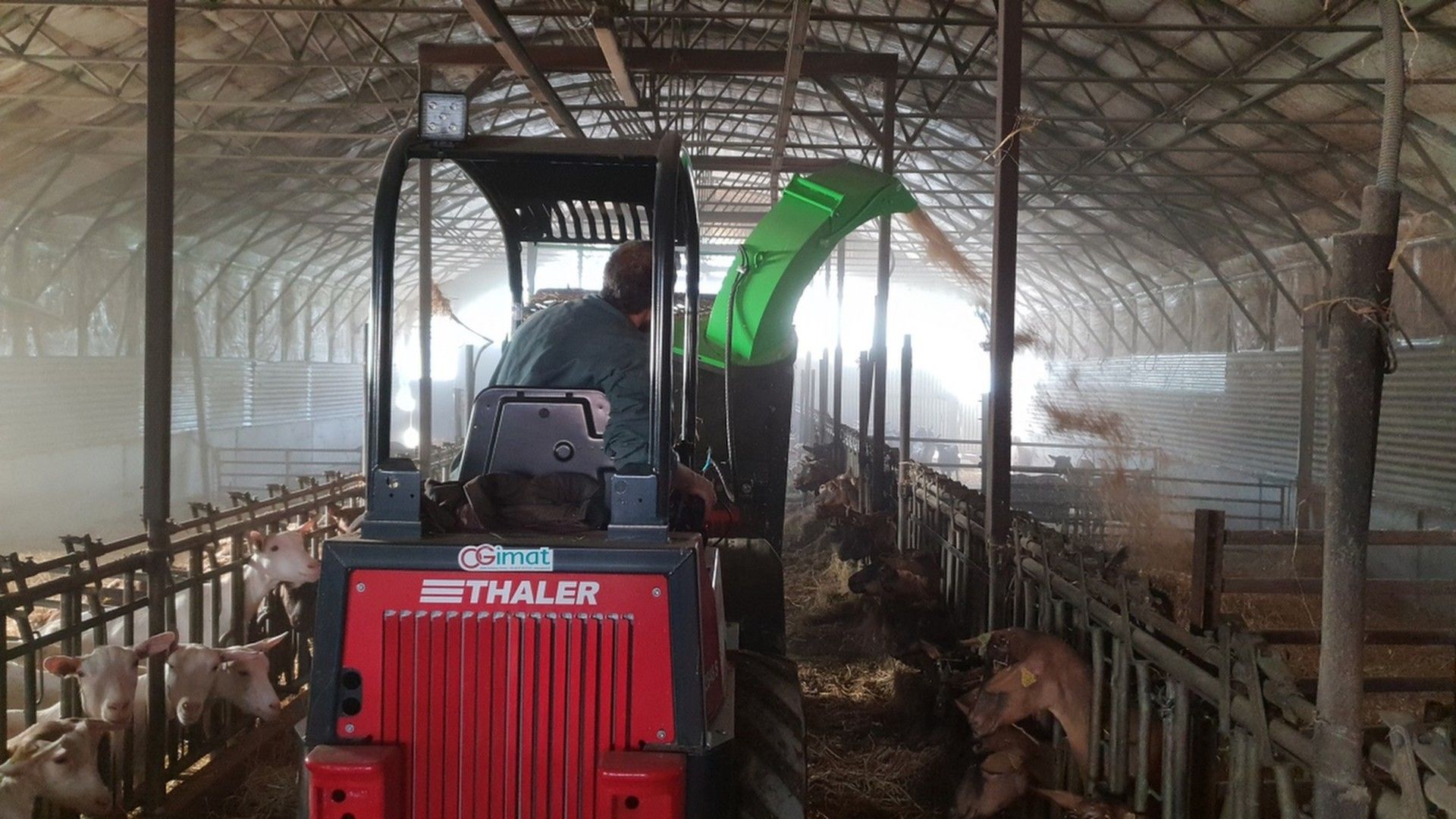 Minipailleuse goulotte tournante - Pailleuse agricole Juraccessoire pour valet de ferme 2000 kg / 40 cv ou plus_0