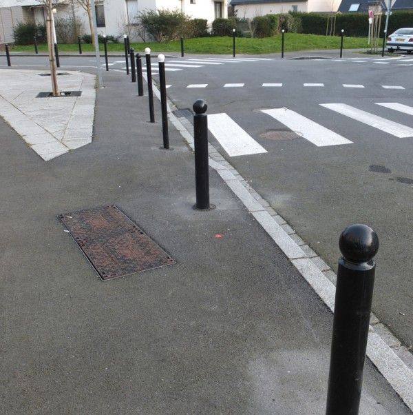 310.03-2 - Potelets fixes à sceller - Boule Ø120mm - Hauteur hors-sol 1,20m - Hauteur totale 1,50m_0