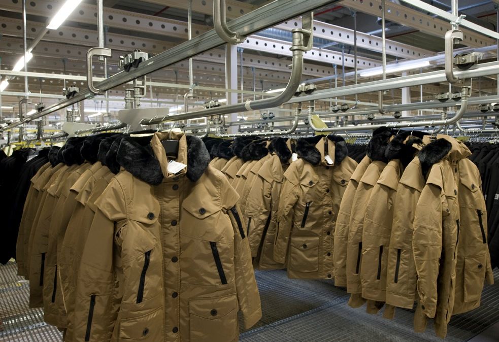 Convoyeur stockage pour vêtements