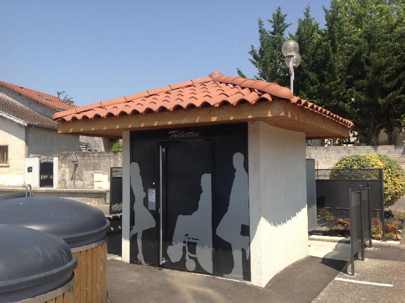 Toilette - réf. 2060 N - charpente 4 pans, cabine PMR, 2 urinoirs extérieurs et local technique_0