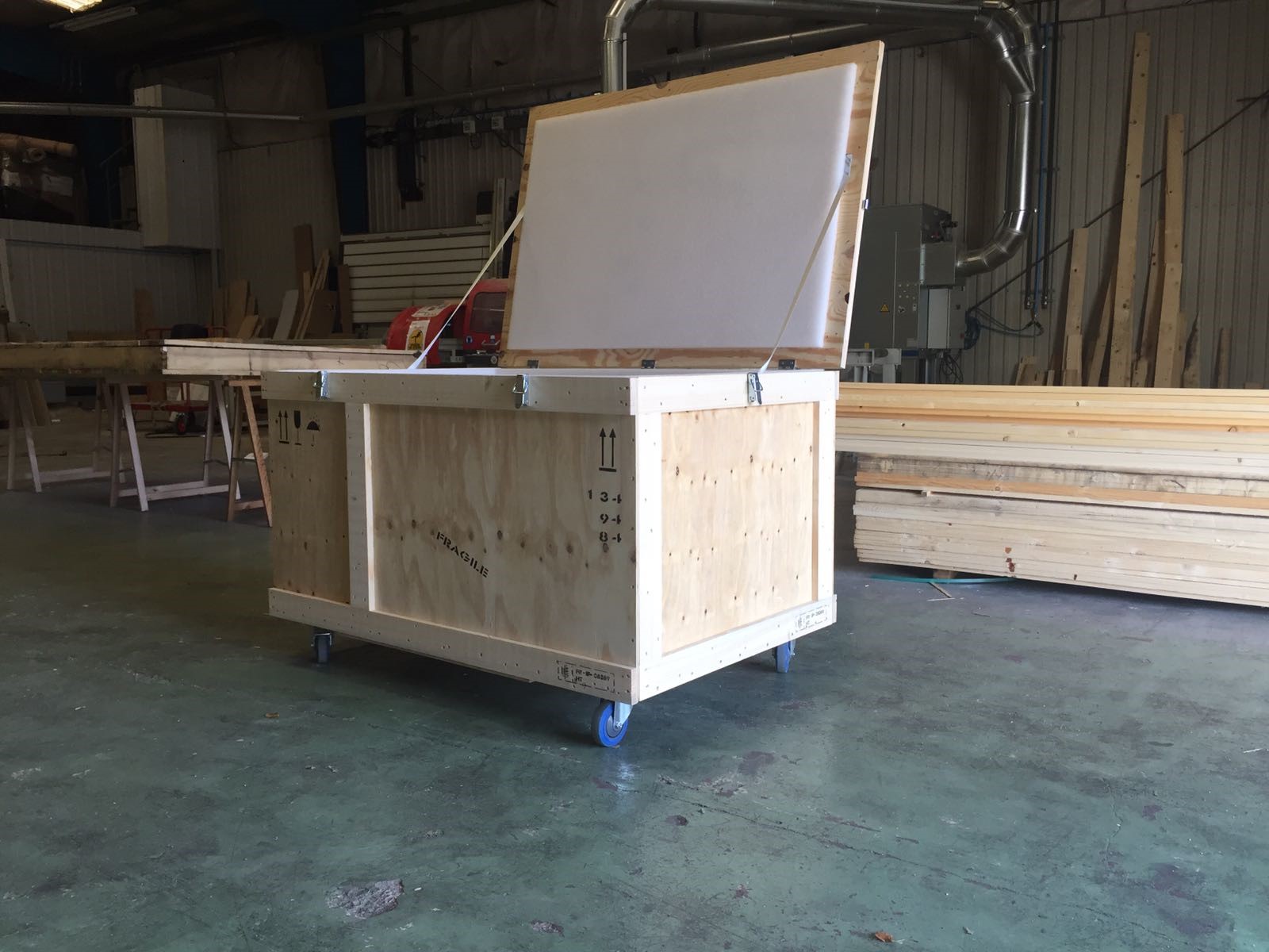 Caisse en bois à roulettes, sur mesure idéale pour stocker, emballer et transporter des décors, des stands,des oeuvres d'arts,... - LEC EMBALLAGES_0
