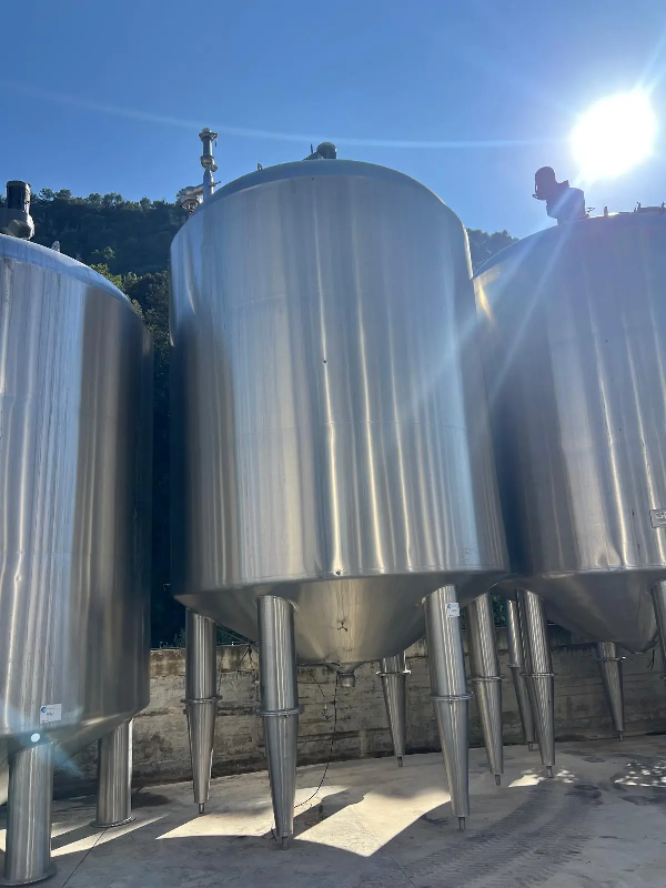 Réservoir en acier inoxydable 304 - 30.000 litres avec agitateur à trois pales et isolation hermétique - référence                        :                         c13961_0