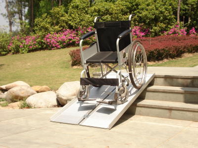 Rampe d'accès pour personne en fauteuil roulant : conseils et informations