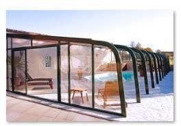 Abri de piscine haut - structure prestigieuse et adossée pour aménagement élégant_0