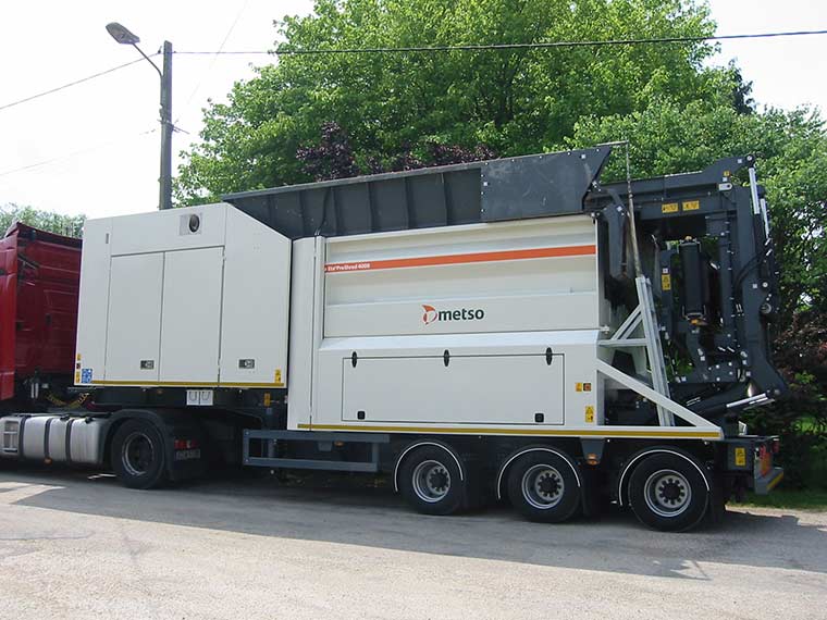 Remorque ou semi-remorque routière 1 à 3 essieux pour équipements de travaux publics et machines_0